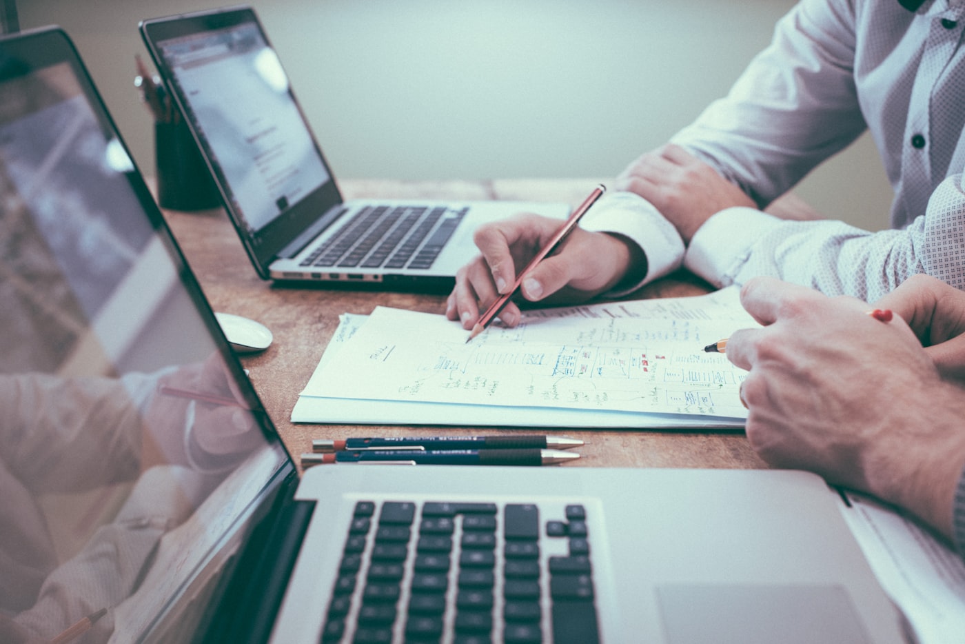 Travail sur un plan d'exécution autour d'une table